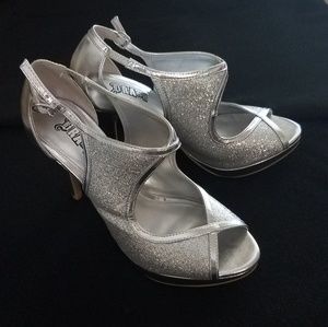 🎇SALE🎇 "Lyric" silver platform heels size 7